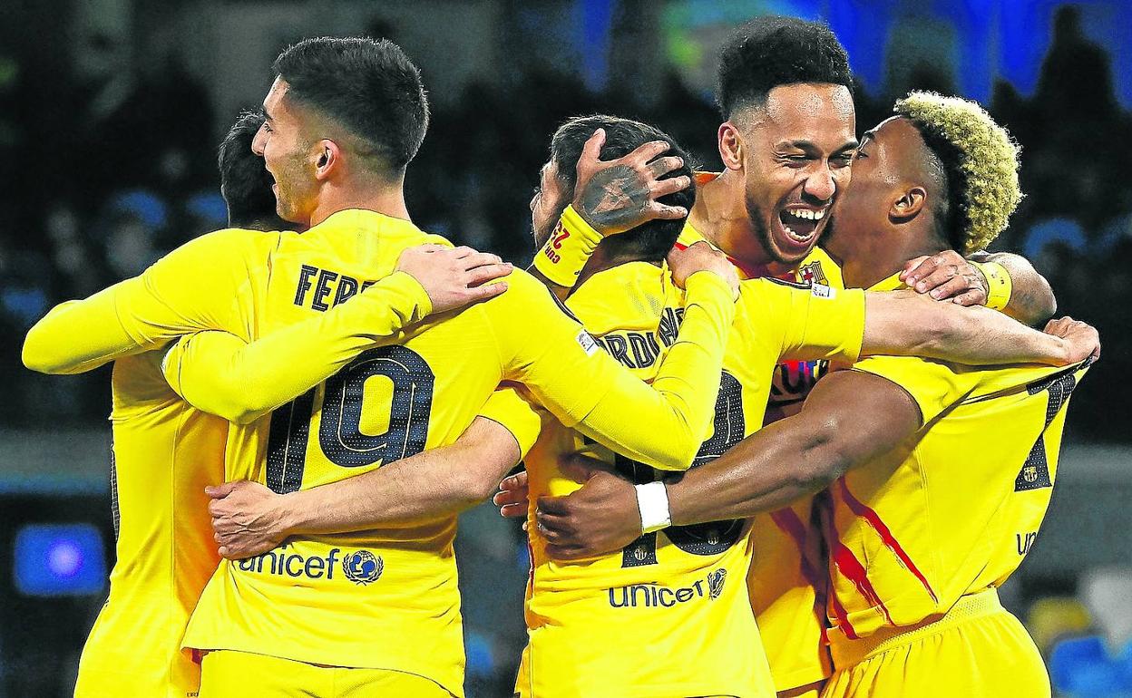 Los jugadores del Barcelona celebran uno de los goles anotados frente al Nápoles. 