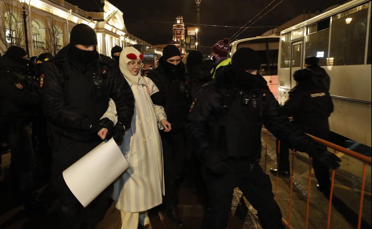 Casi 3.000 detenidos en Rusia durante las protestas por la invasión de Ucrania
