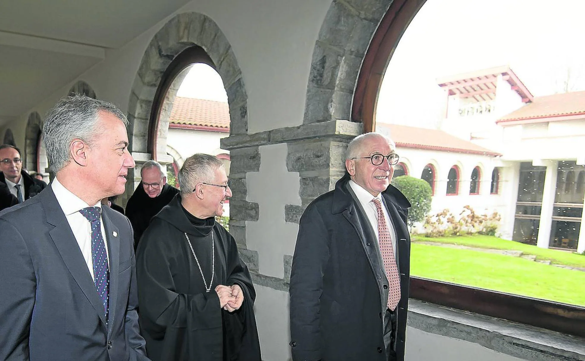 El lehendakari Iñigo Urkullu y Jean-René Etchegaray, presidente de la mancomunidad de Iparralde, en una visita a la abadía de Belloc en 2020. 