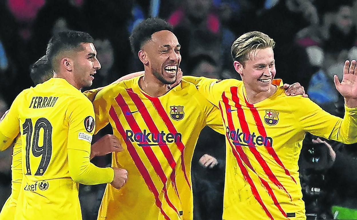 Ferran, Aubameyang y De Jong celebran uno de los goles anotados ante el Nápoles en Europa League. 