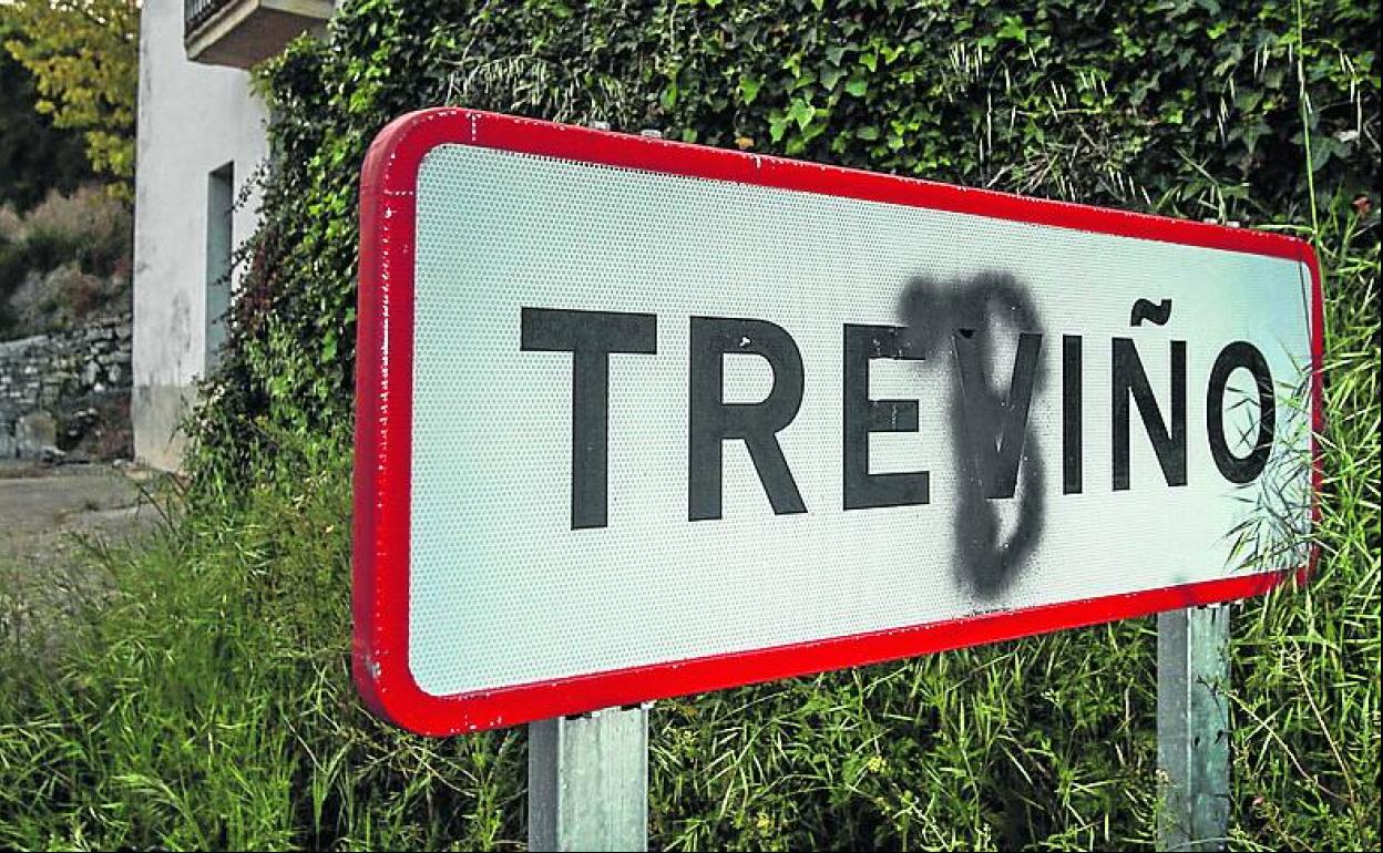 Cartel de entrada a Treviño. 