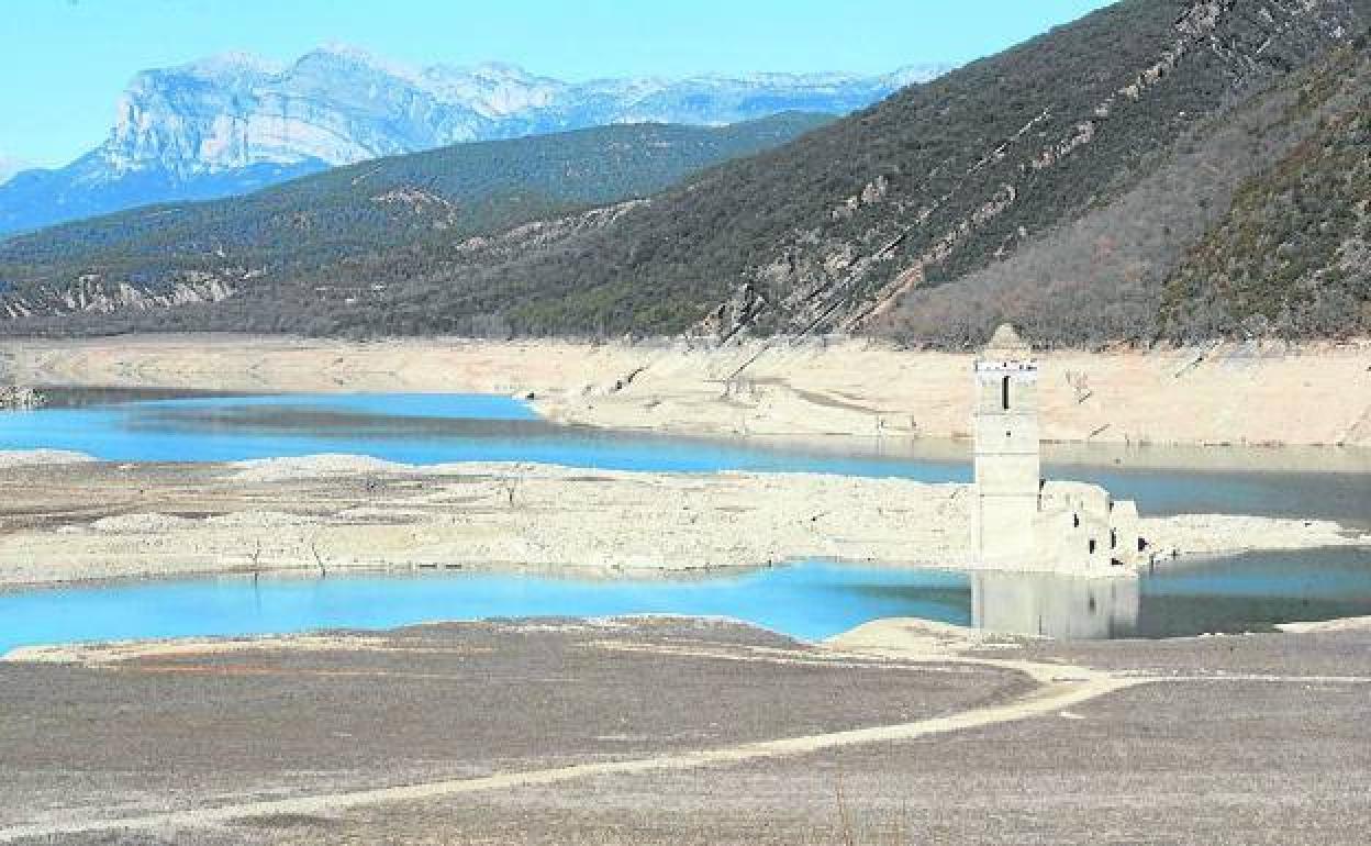 La iglesia del antiguo pueblo de Mediano, en Huesca, emerge del pantano, al 30% de su capacidad. 