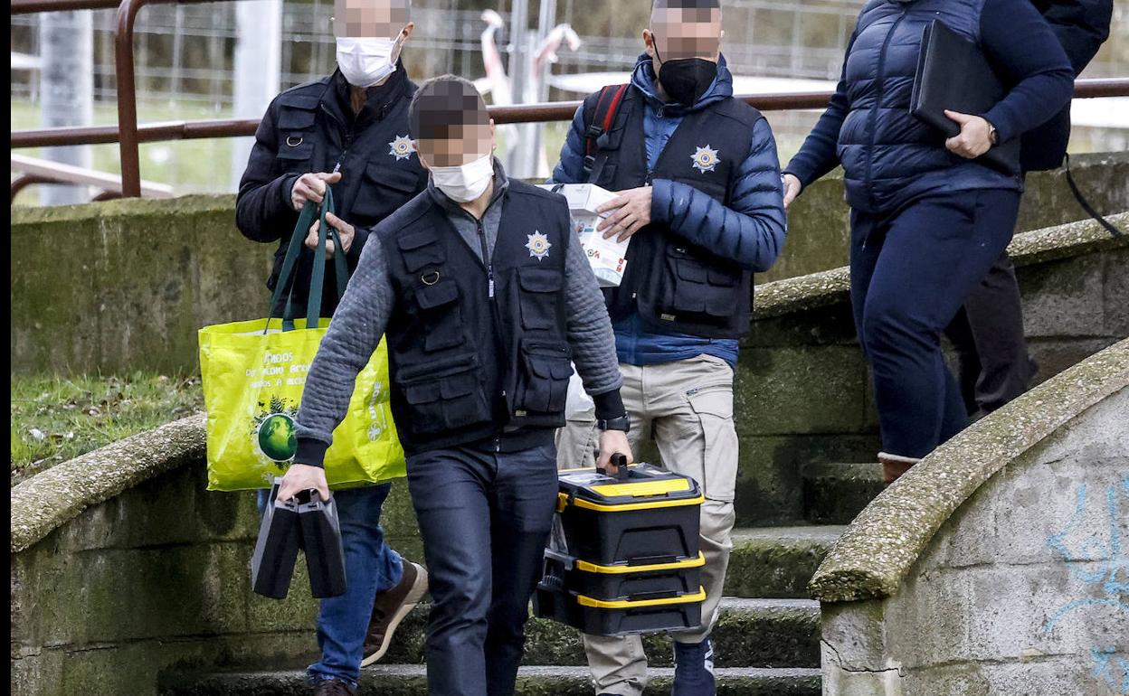 Integrantes de la Unidad de Investigación de la Policía Local tras un registro por drogas. 