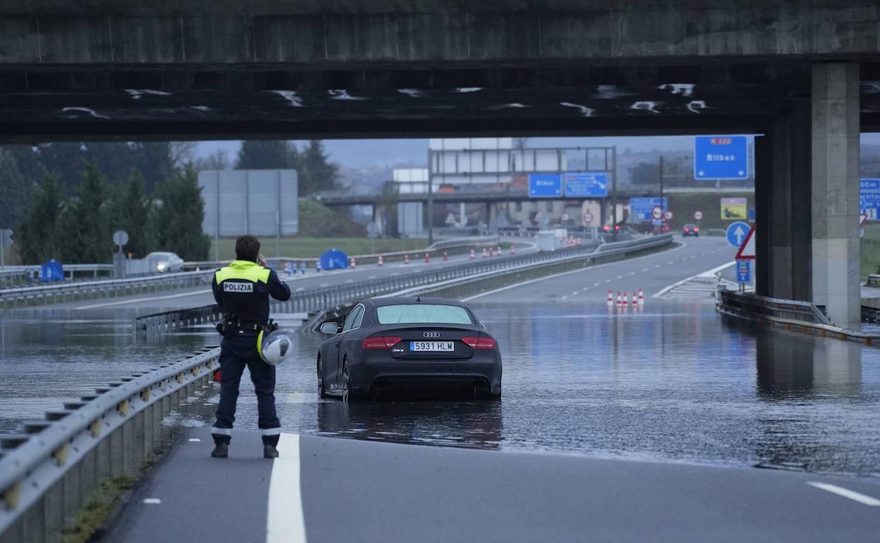 Las inundaciones de diciembre de 2021 afectaron a la salida de Vitoria hacia Bilbao. 