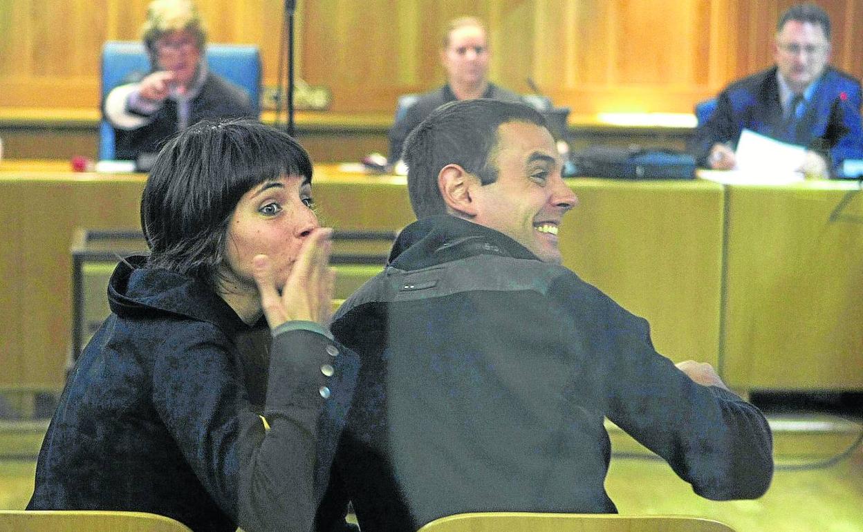 Los presuntos miembros de ETA Unai Fano y María Lizárraga saludan a los familiares y amigos antes de iniciarse un juicio en la Audiencia Nacional. 