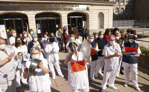 Trabajadores de Osakidetza protestan ante la entrada al hospital Santiago.