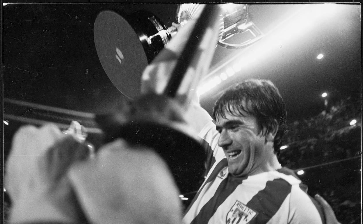 Dani alza la Copa de 1984. 