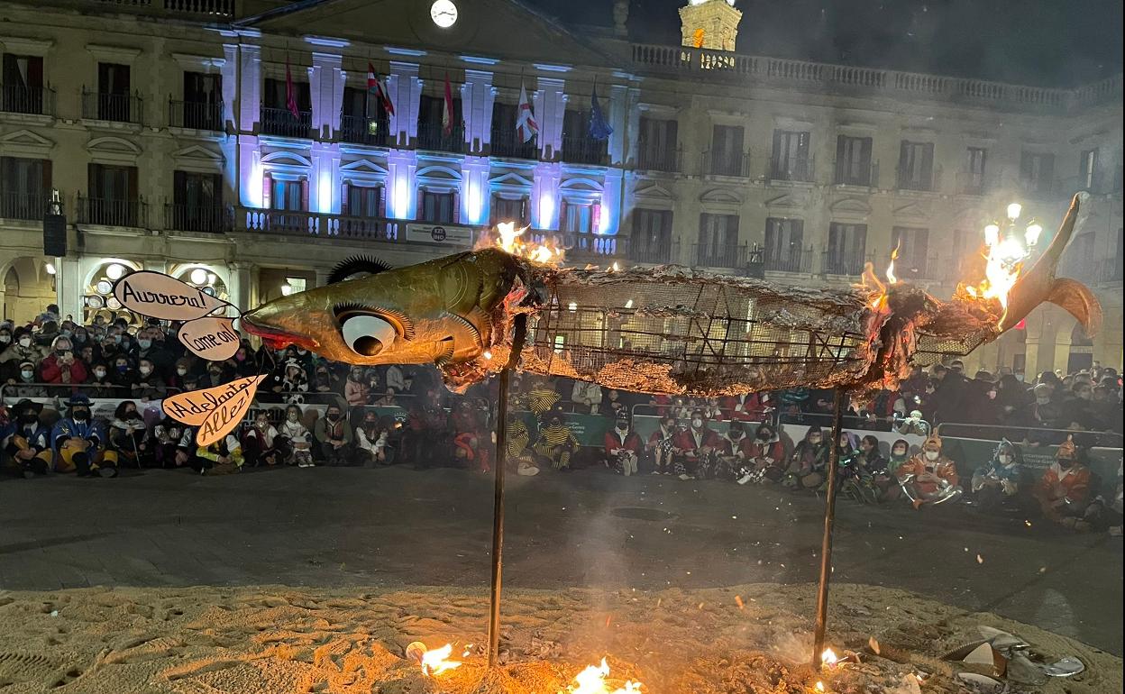 La 'Quema de la Sardina' clausura el Carnaval de Vitoria