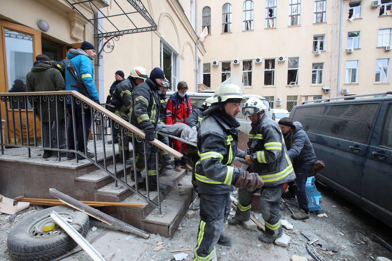 Fotos: &quot;Brutal&quot; ataque ruso en Járkov: un misil hace estallar un edificio del Gobierno