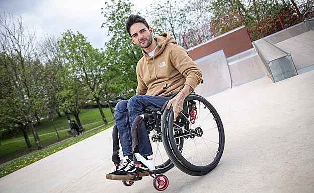 Ander Arteagabeitia comparte su día a día en silla de ruedas: su amor, sus aficiones, sus planes de futuro...