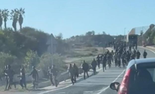 Imagen de los inmigrantes entrando en Melilla. RC