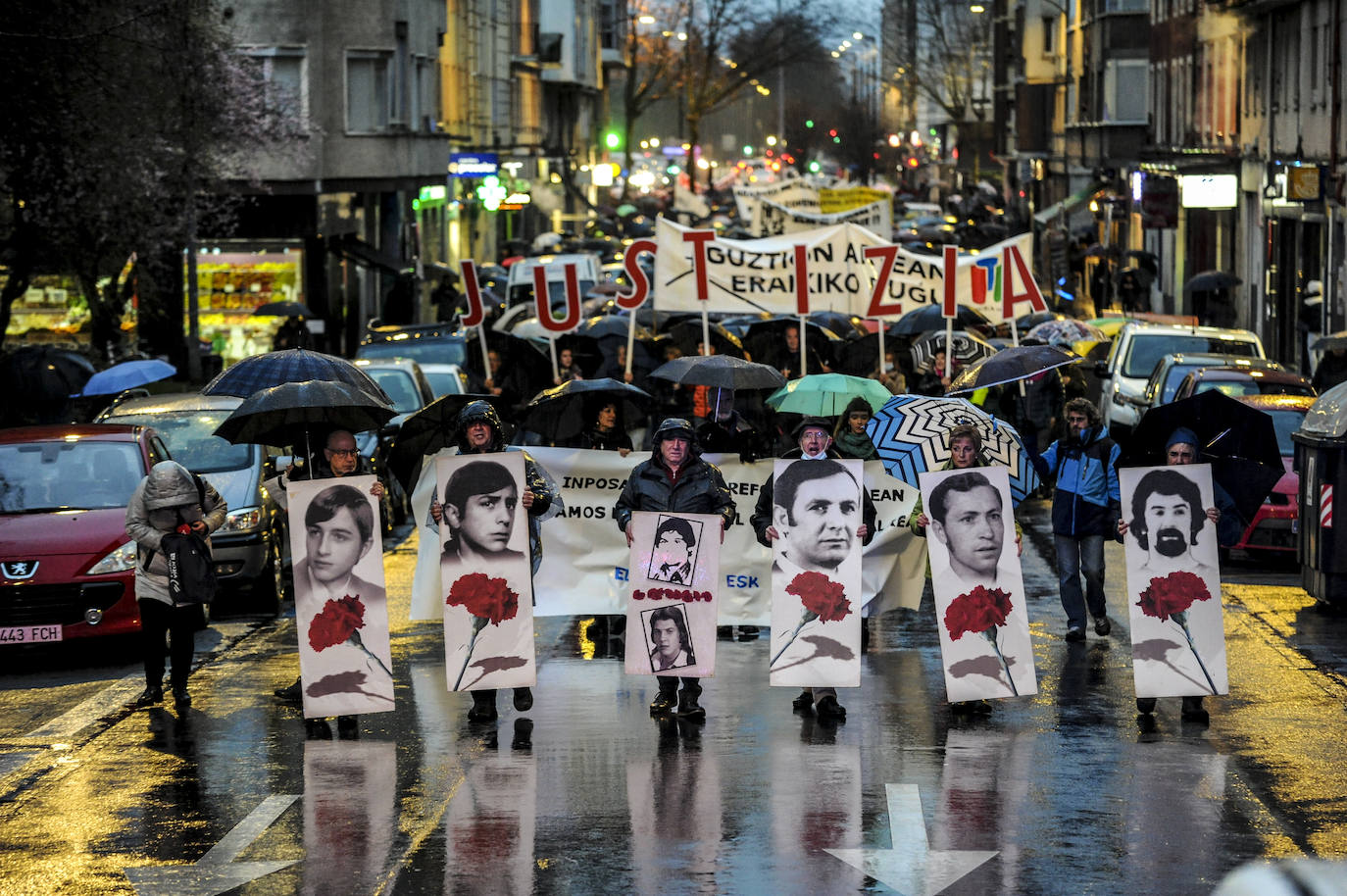 Fotos: Vitoria recuerda a las víctimas del 3 de marzo