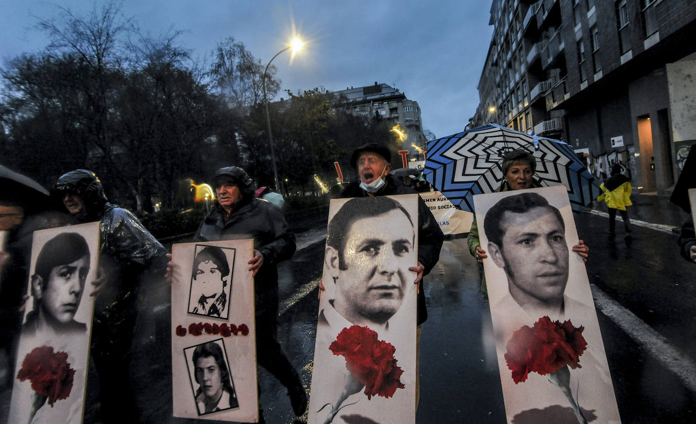 Fotos: Vitoria recuerda a las víctimas del 3 de marzo