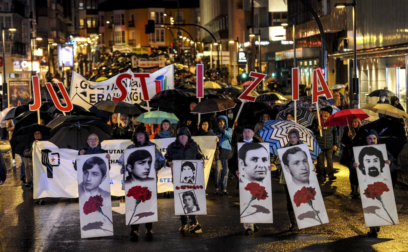 Fotos: Vitoria recuerda a las víctimas del 3 de marzo