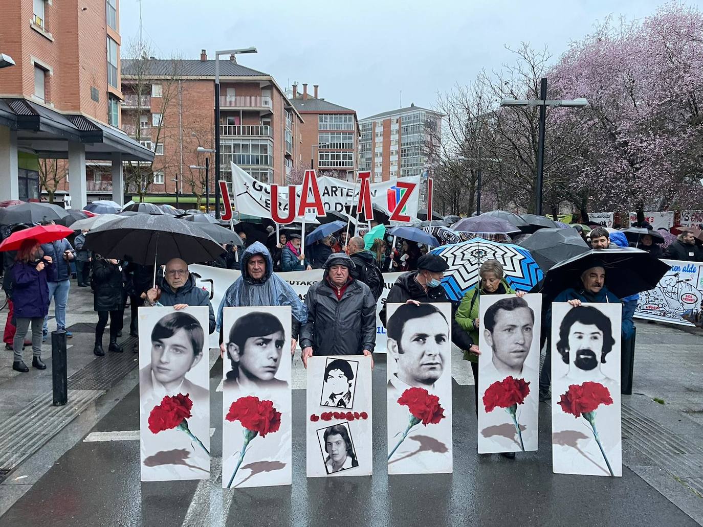 Fotos: Vitoria recuerda a las víctimas del 3 de marzo