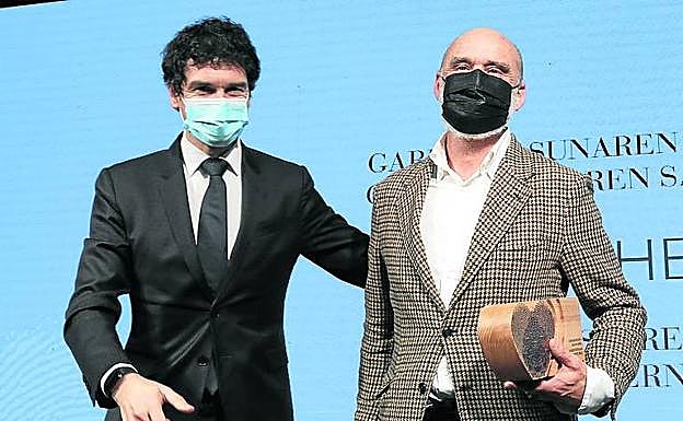 Unai Rementeria entregó el galardón a Lander Arteche.