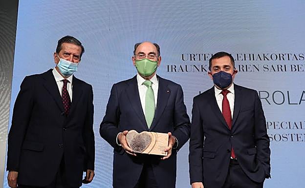 Los presidentes de EL CORREO y BBK, Enrique de Ybarra y Xabier Sagredo, flanquean al de Iberdrola, Ignacio Galán.