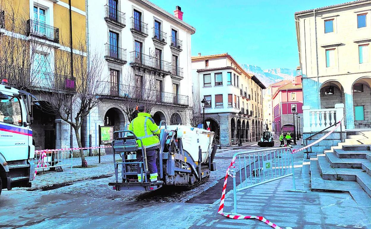 Operarios trabajan ayer en la mejora del firme en el casco histórico. 