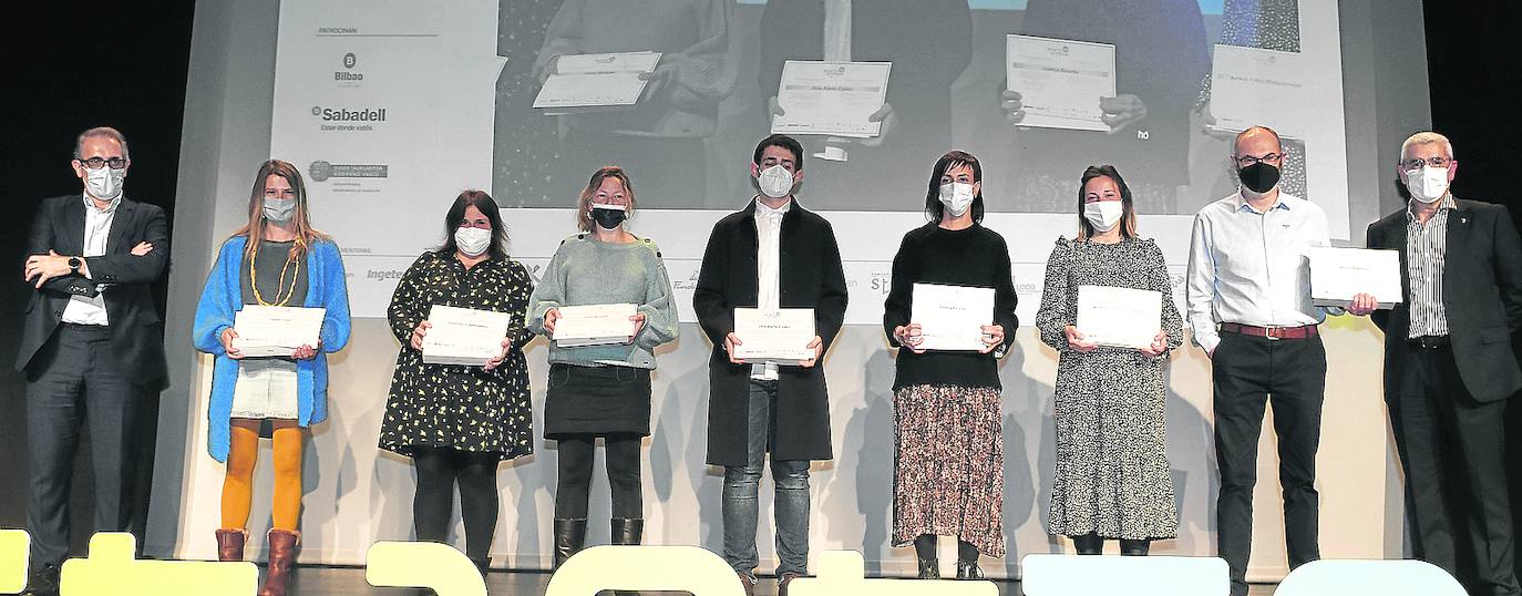 Agradecimiento al profesorado. Alfredo Sánchez, director comercial de EL CORREO (izquieda) y Jaime de la Cal, responsable de proyectos de la Fundación Michelín Jaime de la Cal (derecha) entregan un diploma y un iPad a los ocho tutores de los diez equipos finalistas.