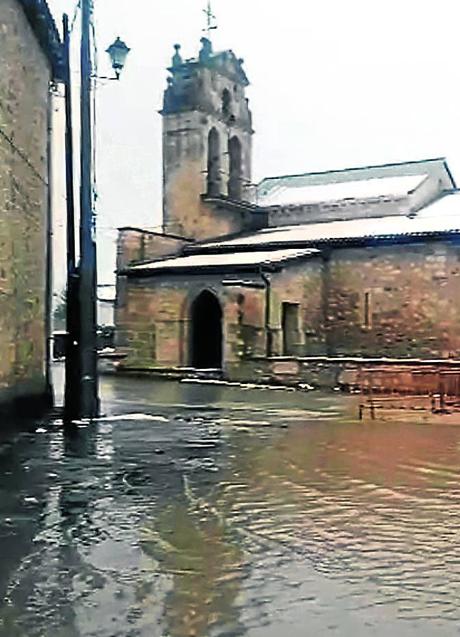 Imagen - El agua inundó la plaza anexa a la iglesia y «entró al interior del templo por el subsuelo». Foto: Silvia Giachetti
