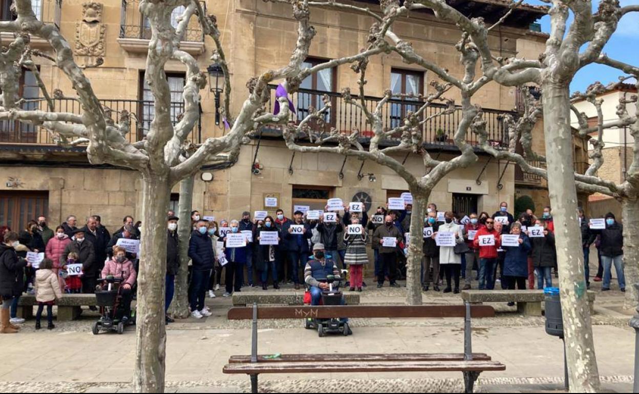 Los vecinos de Elciego protestaron por el recorte en el horario de la oficina de Kutxabank. 