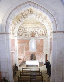 Imagen secundaria 2 - Interior de la iglesia de Alaiza, con sus espectaculares pinturas medievales. Sólo la zona baja de los muros presentan humedades. 