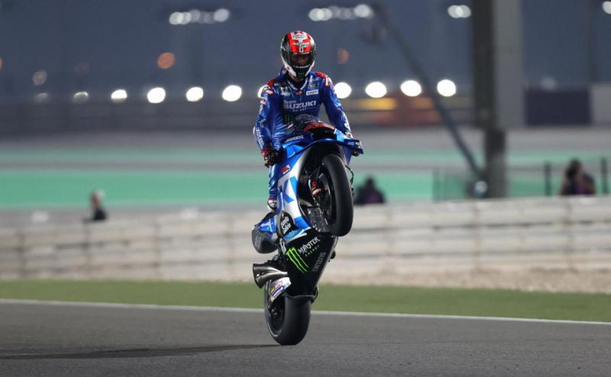 Álex Rins celebra su mejor tiempo en los libres del viernes del GP de Catar.