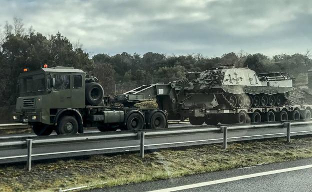 Uno de los vehículos del convoy militar, a su paso por la N-622.