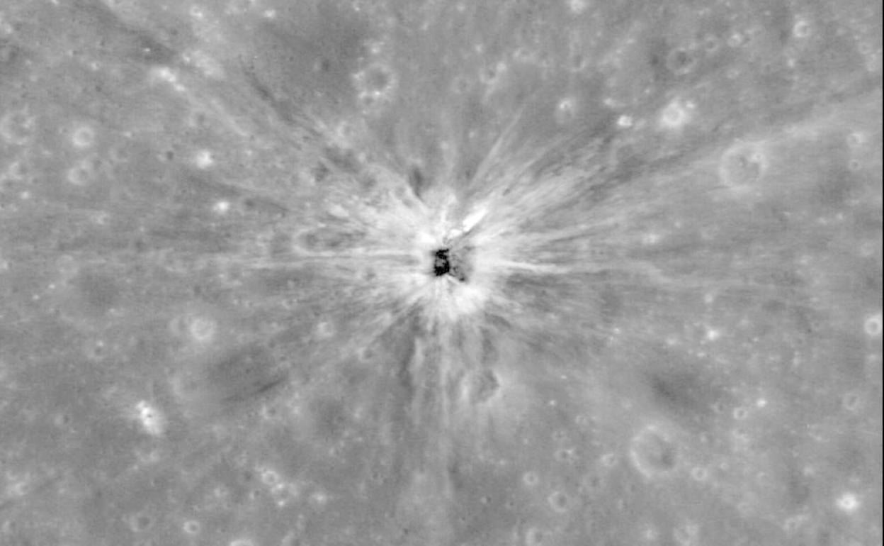 Cráter de unos 30 metros abierto en la Luna por la última fase del cohete del Apolo 13 el 14 de abril de 1970.
