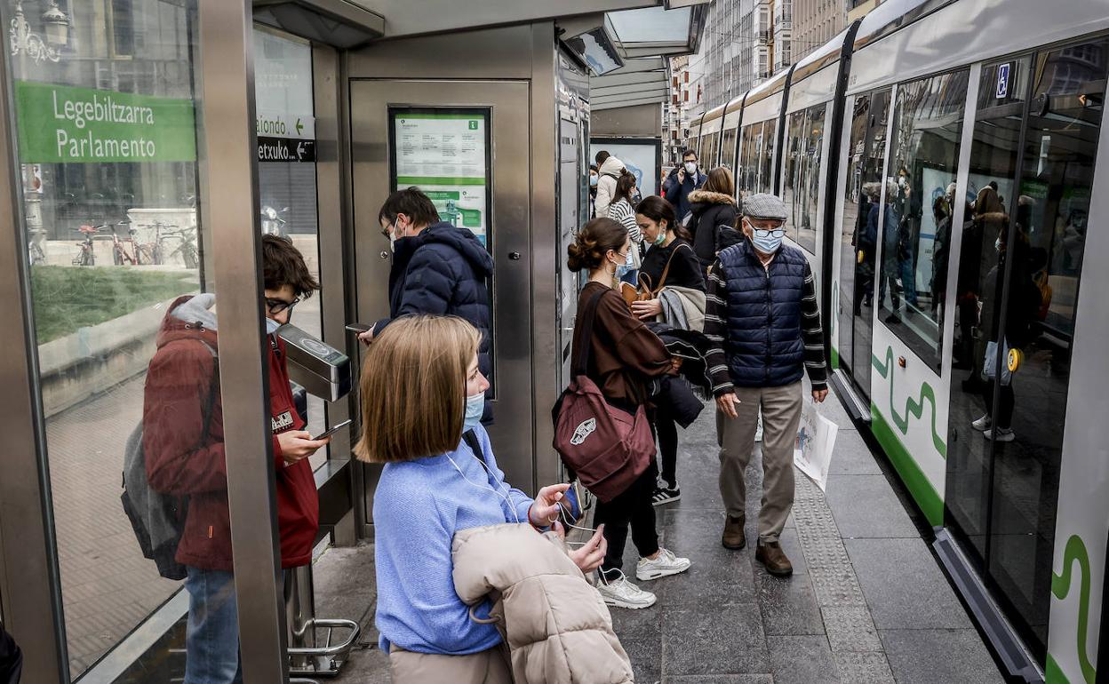 Parada del tranvía en Vitoria. 