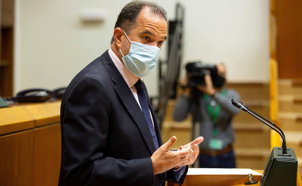 Carlos Iturgaiz, durante una sesión en el Parlamento vasco.