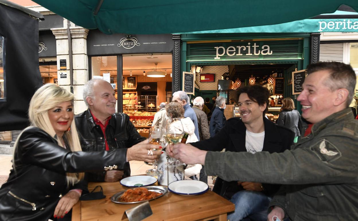 Varios clientes brindan en la terraza del bar Perita antes de la pandemia. 