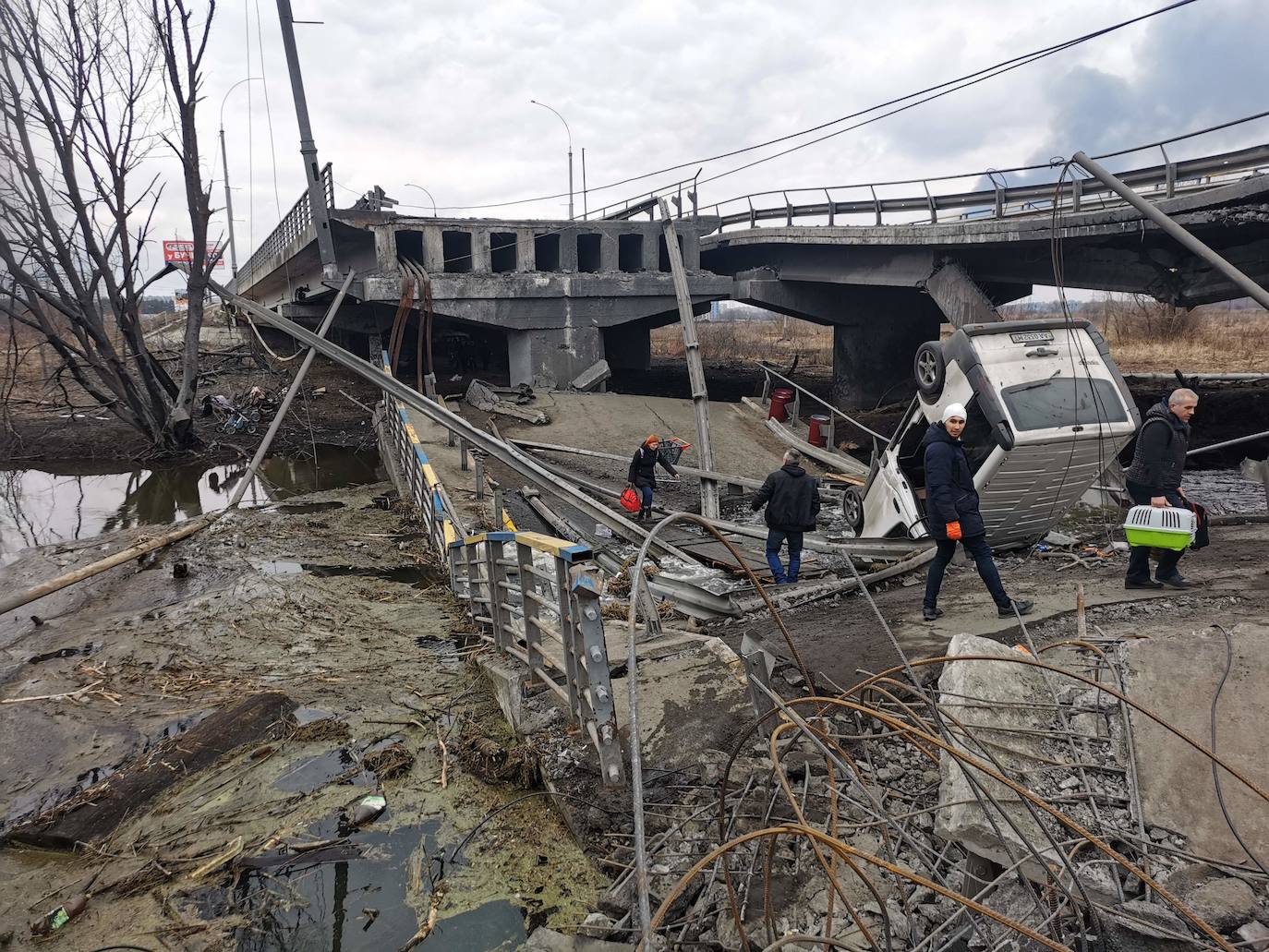 Fotos: Moscú bombardea a civiles en Irpin, a las puertas de Kiev