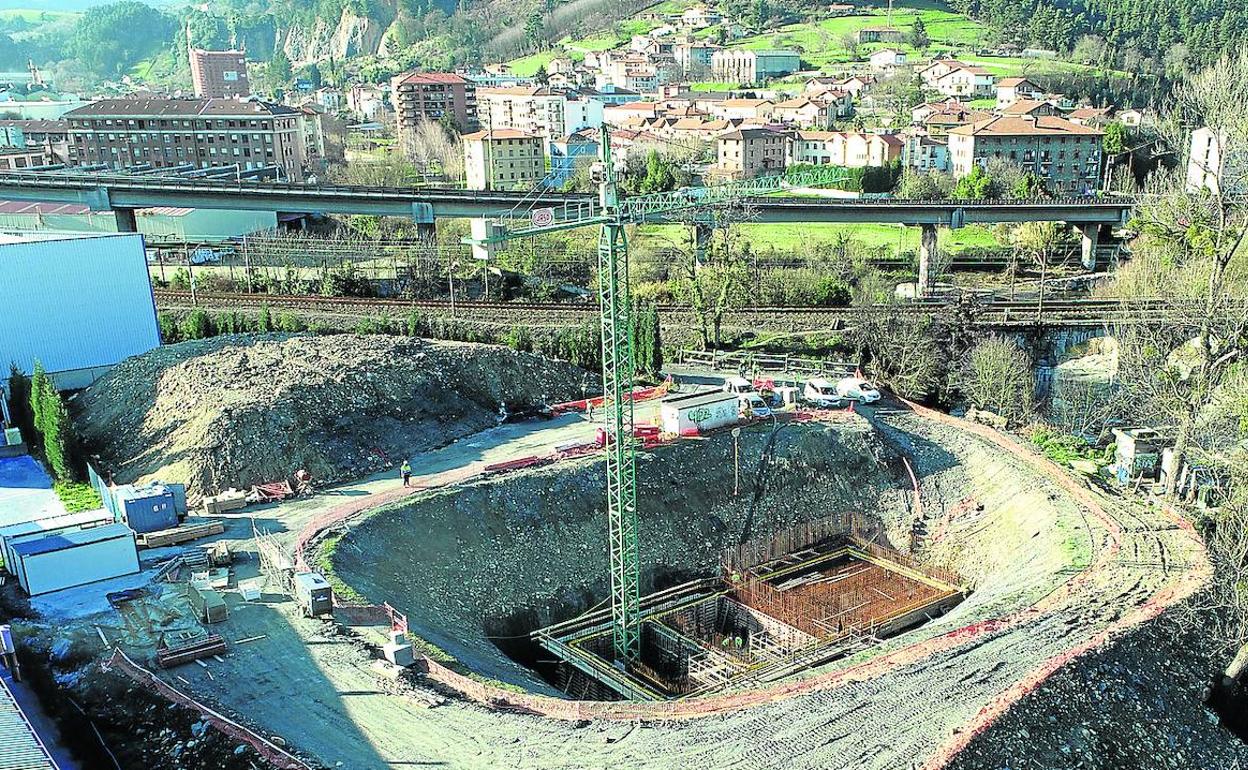 La estación de bombeo y el tanque de tormentas de Llodio, que se construye en Areta, tiene mil metros cúbicos de capacidad. 