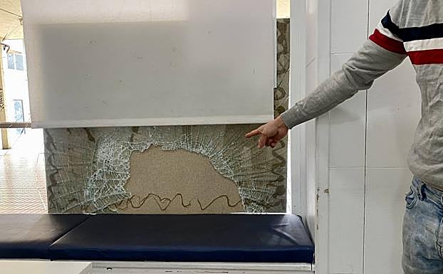 Un hostelero de Lakua muestra el lugar por donde un ladrón se coló esta semana. 