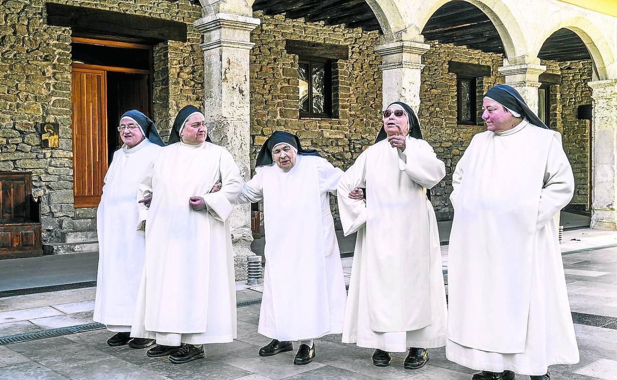 Las dominicas Carmela Fernández, Margarita Mondelo, Nieves González, María Dolores Lojo y Pilar Morán pasean por el claustro del convento.
