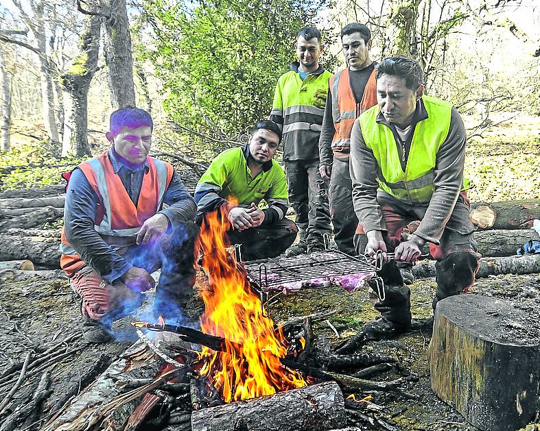 Nelson, Henry, Germán, Hilarión y Gabriel preparan el almuerzo.