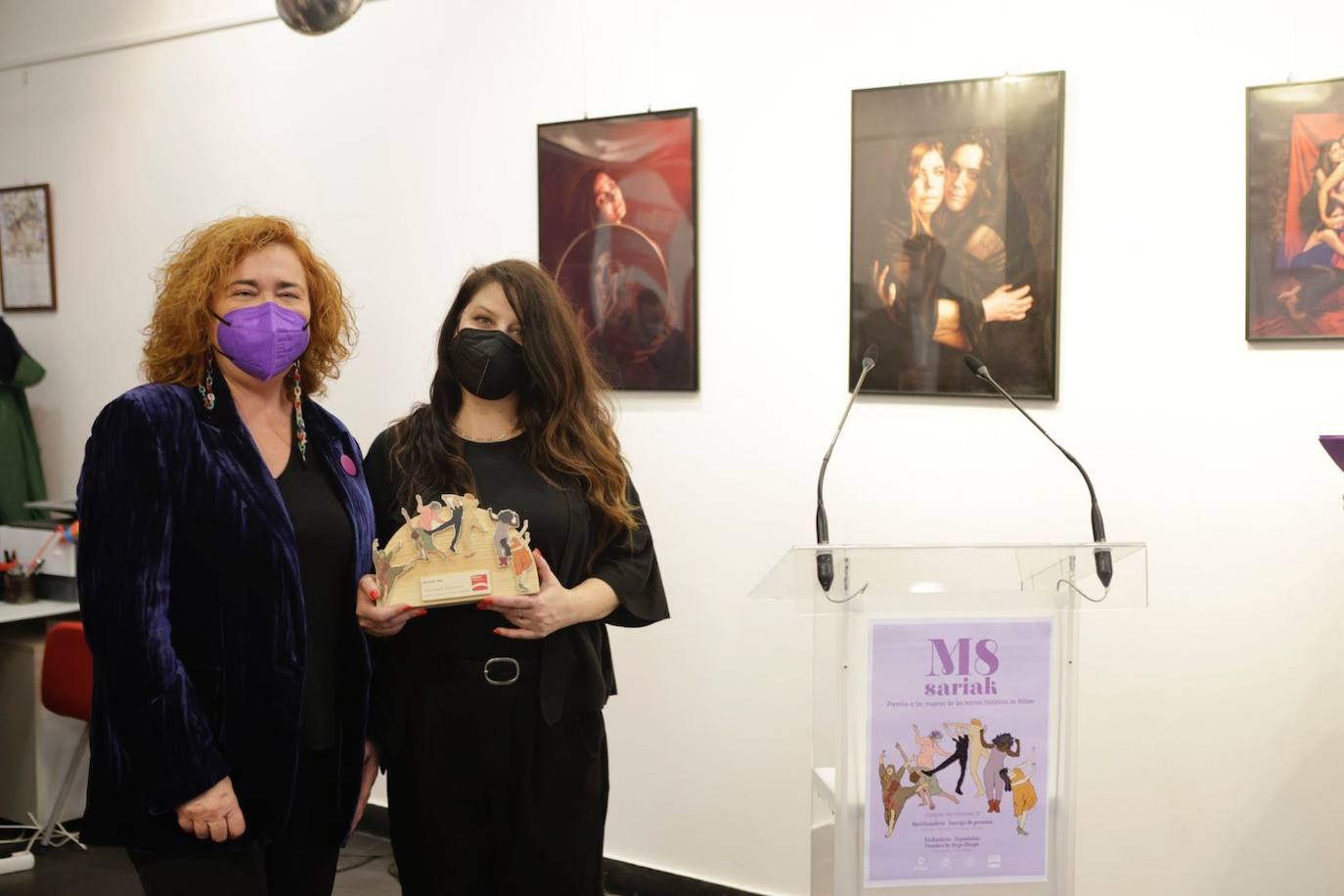 Ainhoa Resano con Nekane Alonso, concejala de Igualdad del Ayuntamiento de Bilbao, el día de la entrega de premios.