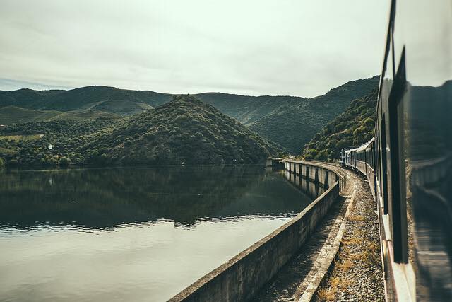 El Presidential Train, entre Oporto y Vesubio.  Tiene principio y final en la bonita estación de São Bento de Oporto, y parada en la Quinta do Vesuvio (en los acantilados del Alto Duero), donde espera una cata de vinos. El tren se construyó en 1890, estuvo en circulación hasta 1970 y fue restaurado en 2010, cuando volvió a las vías.