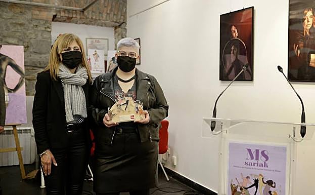 Janire Chaparro con Rosa Pardo, presidenta Asociación Comerciantes Casco Viejo, el día de la entrega de premios.