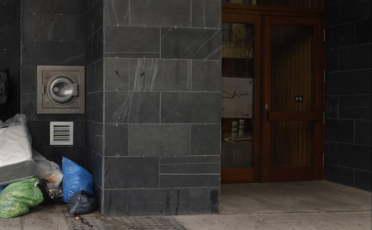 El feto humano se halló en un piso de este portal de Salburua. 