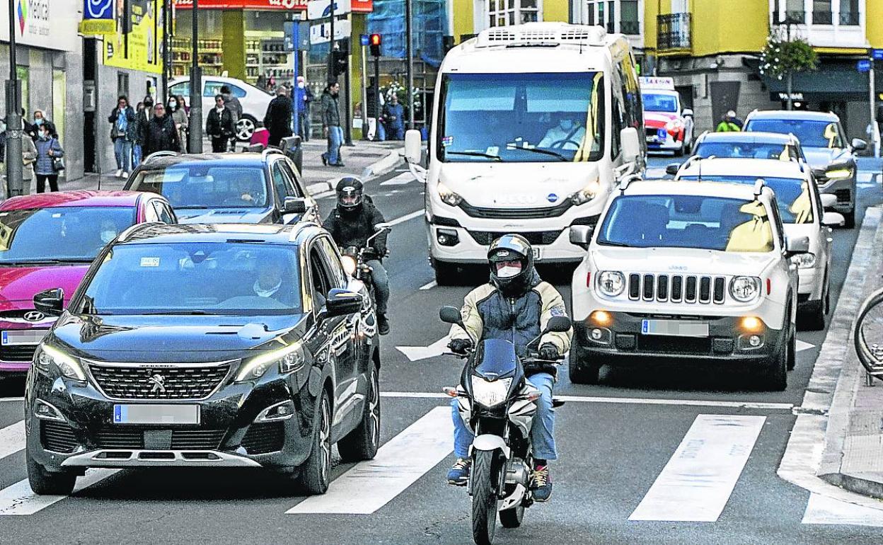 Coches y motos circulan por el centro de Vitoria. alejandro ernesto.