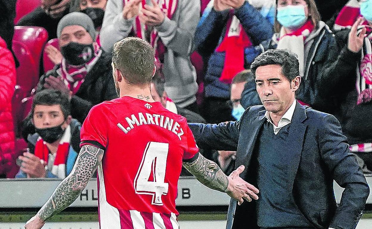 Marcelino saluda a Iñigo Martínez cuando el central se retiró del campo.