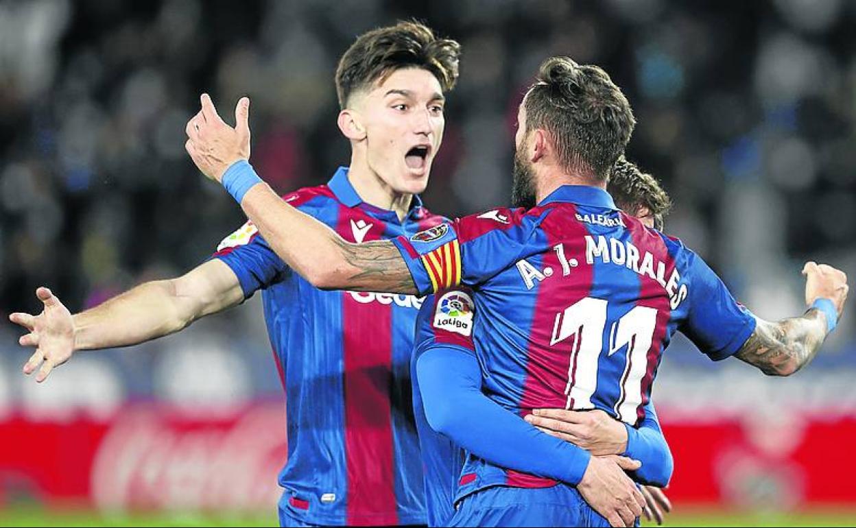 Jugadores del Levante celebran un gol de Morales. 