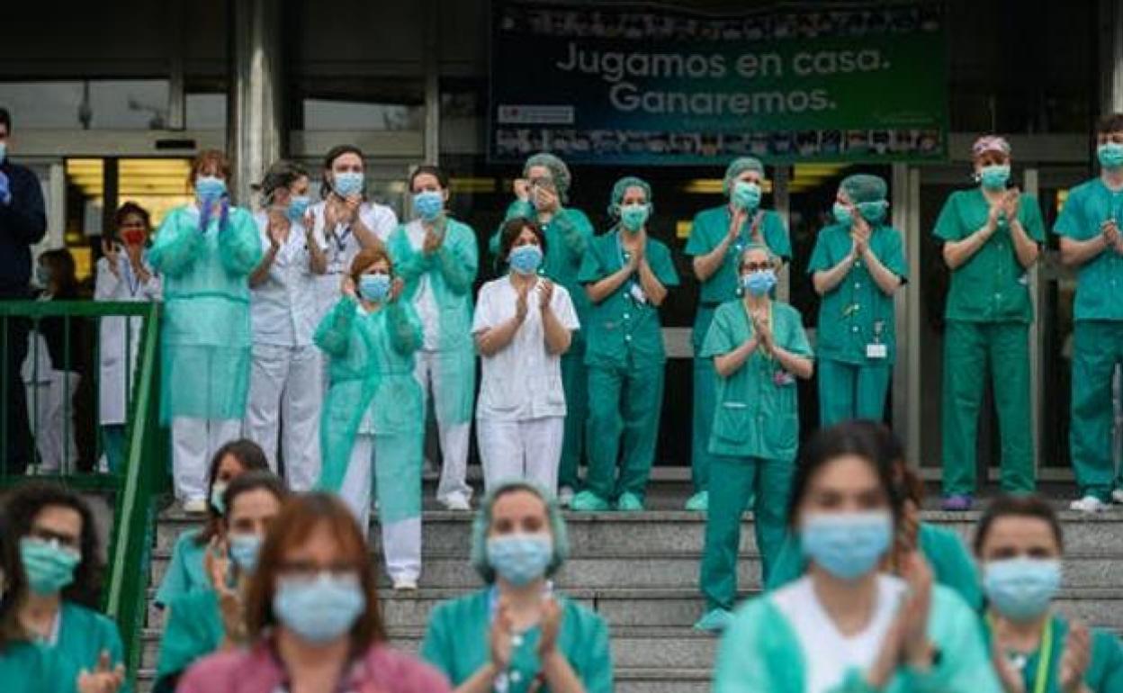 Enfermeras y sanitarias aplauden durante la pandemia. 