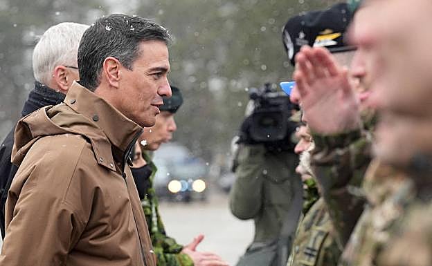 Pedro Sánchez, saluda a los mandos de la misión de la OTAN en Letonia.