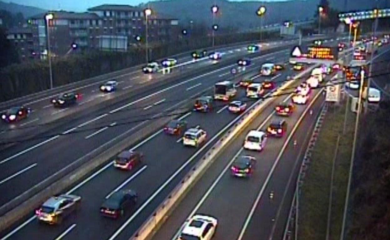 Retenciones en la A-8 por el accidente en el kilómetro 115.