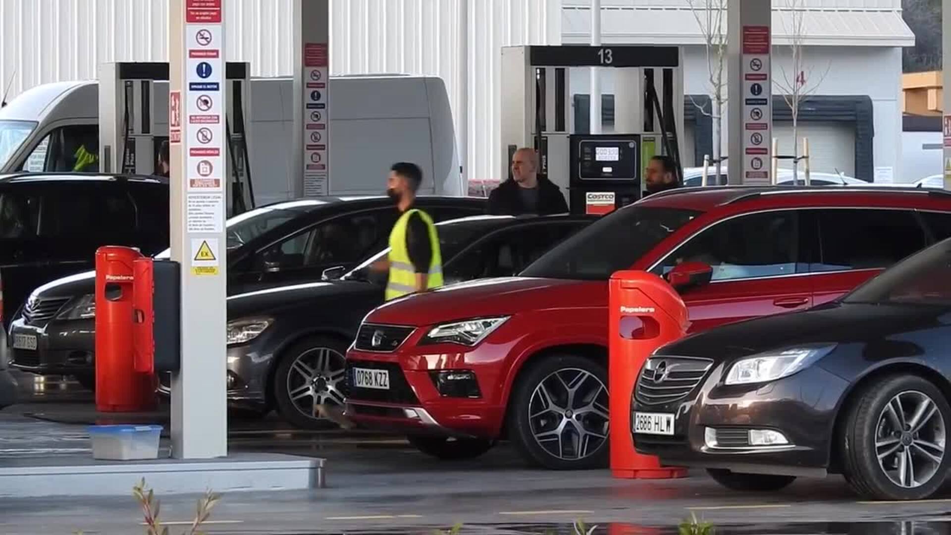 Largas colas en una de las gasolineras más baratas de Bizkaia