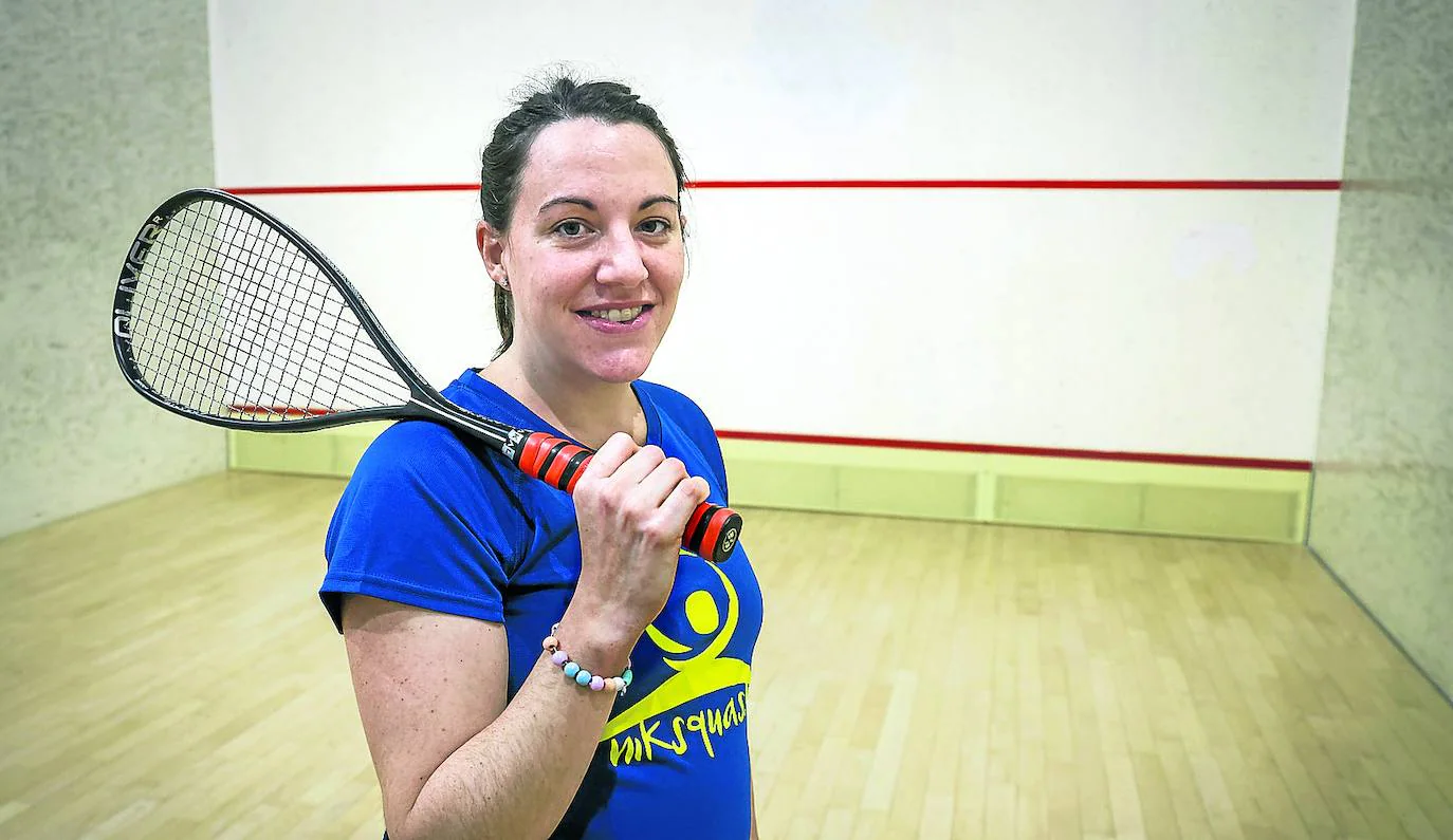 Enara Val, que se declara «amante del deporte», llegó al squash después de practicar balonmano, atletismo y frontenis. 