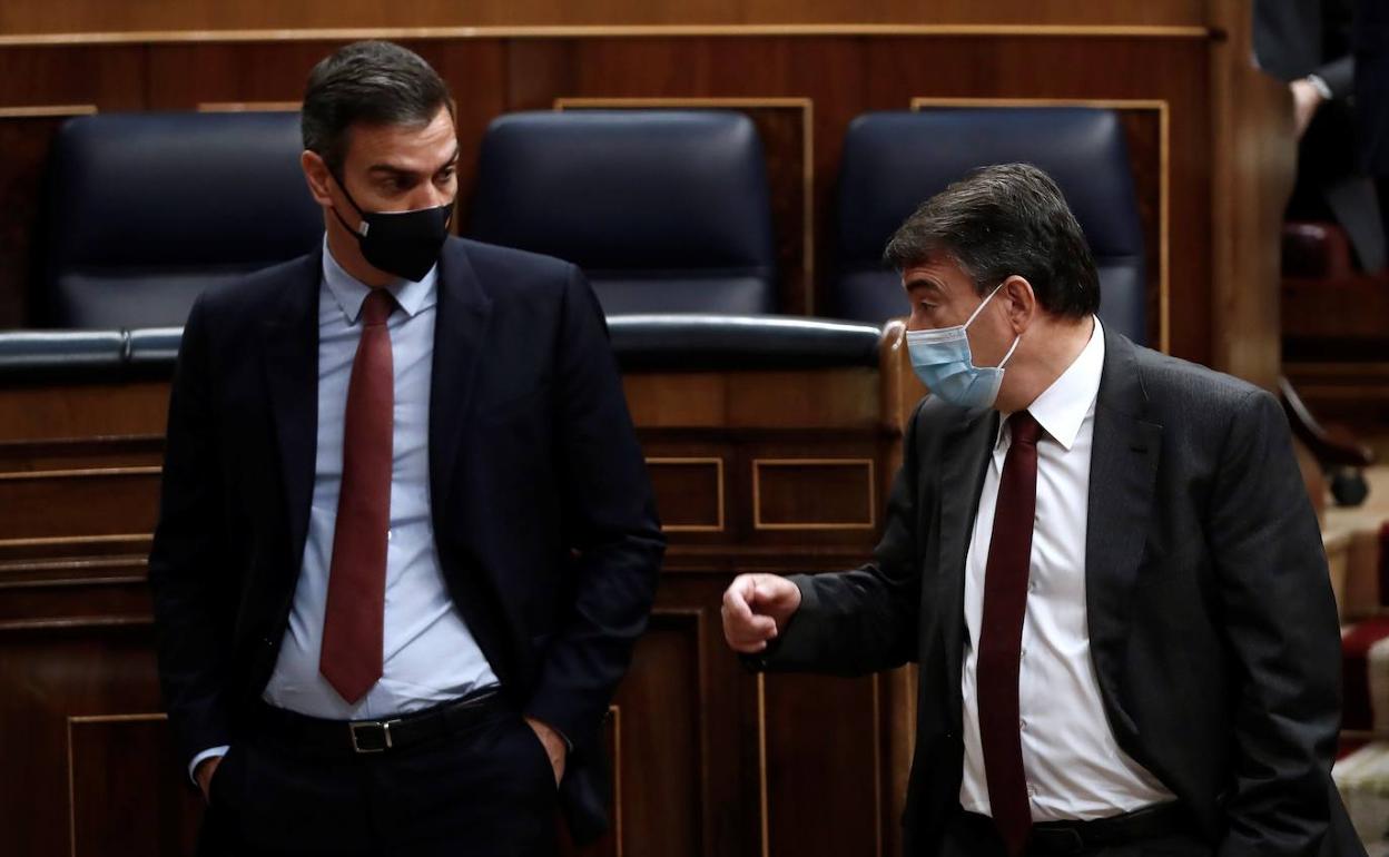 Pedro Sánchez y Aitor Esteban durante una sesión en el Congreso de los Diputados. 